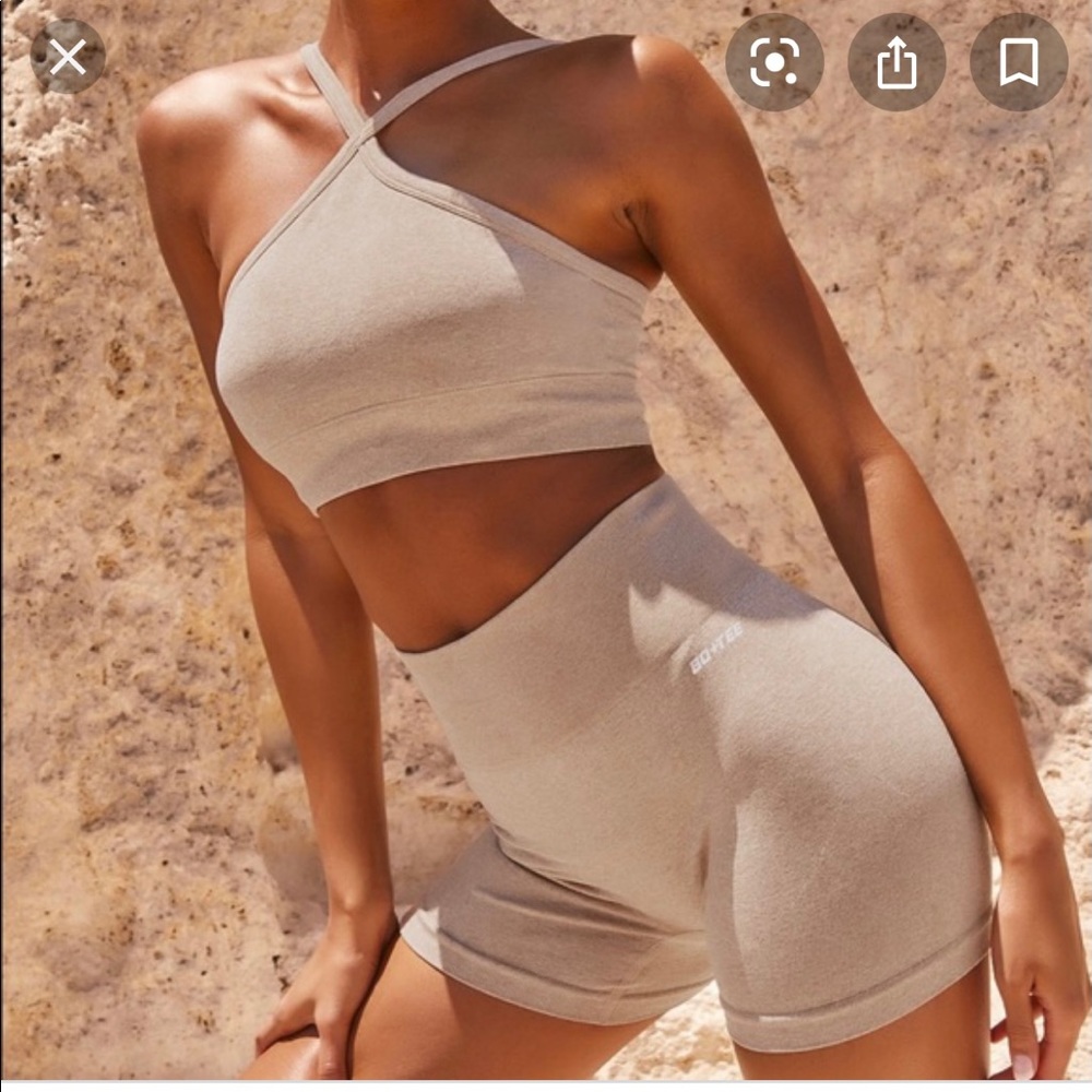 OH POLLY BO+TEE size medium workout sports bra